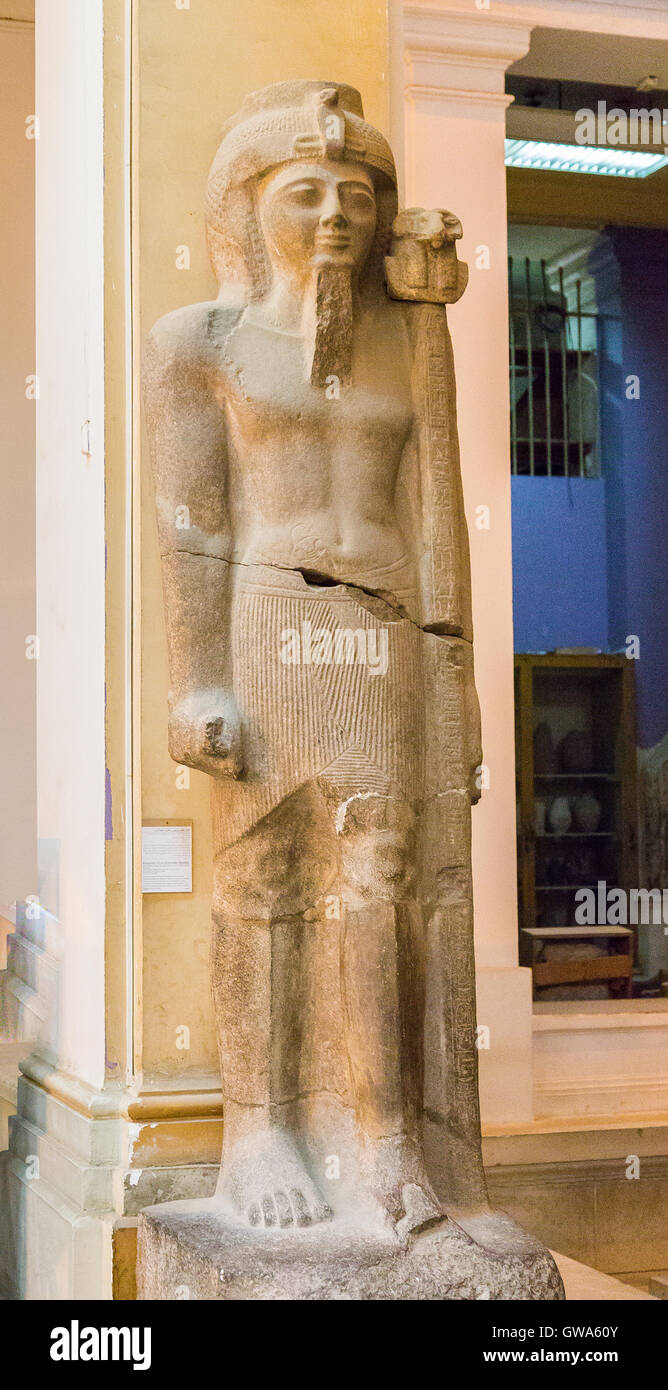 Ägypten, Kairo, Ägyptisches Museum, Kolossalstatue von Ramses III ein einen Standartenträger, gefunden im Karnak-Tempel. Stockfoto