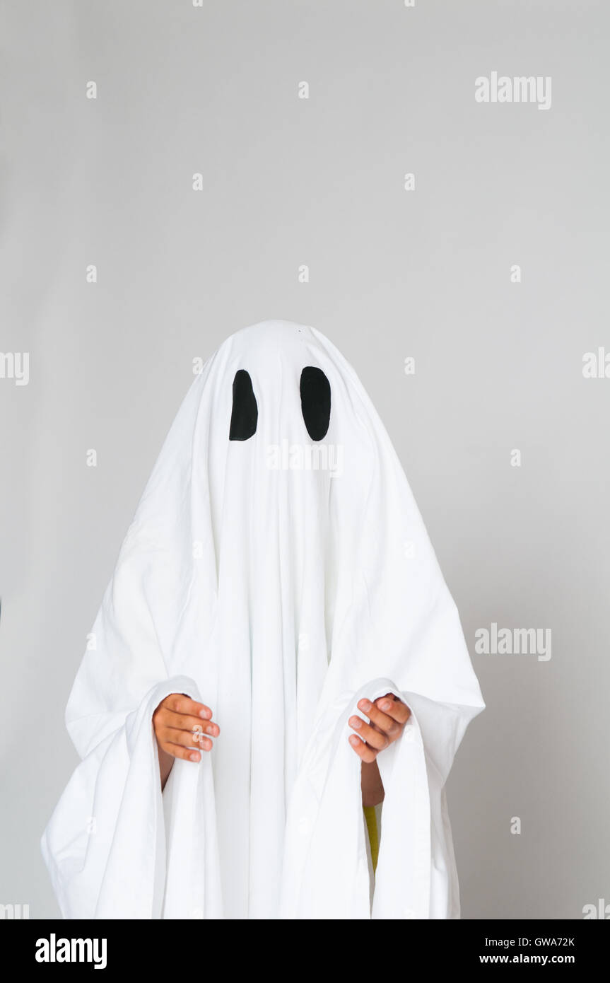 kleines Kind, gekleidet in ein Gespenst Kostüm für halloween Stockfoto