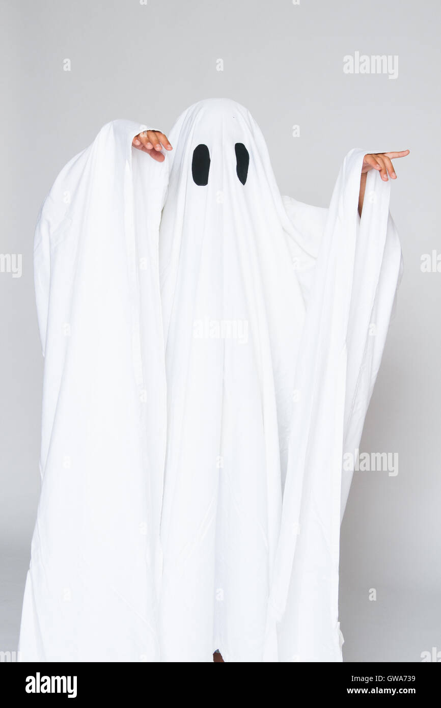 kleines Kind, gekleidet in ein Gespenst Kostüm für halloween Stockfoto