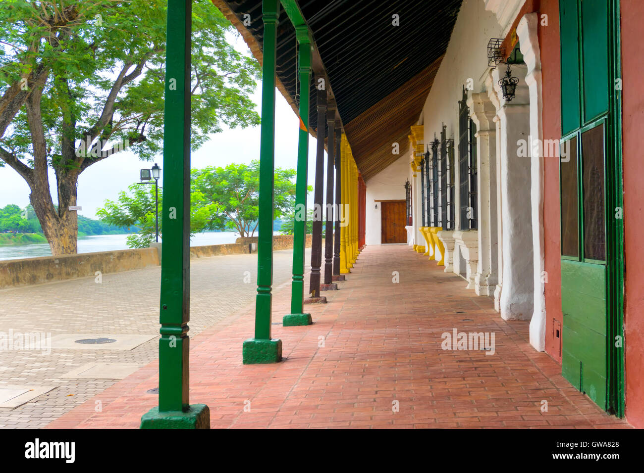 Blick auf Fluss Magdalena und schönen Kolonialarchitektur in Mompox, Kolumbien Stockfoto