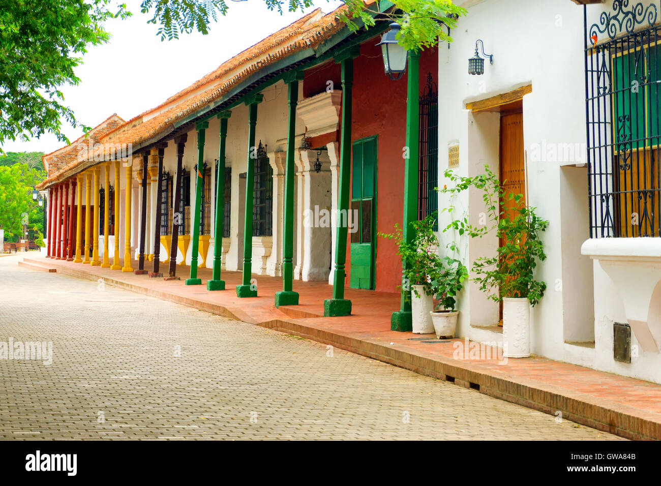 Straße der schönen Kolonialarchitektur in Mompox, Kolumbien Stockfoto