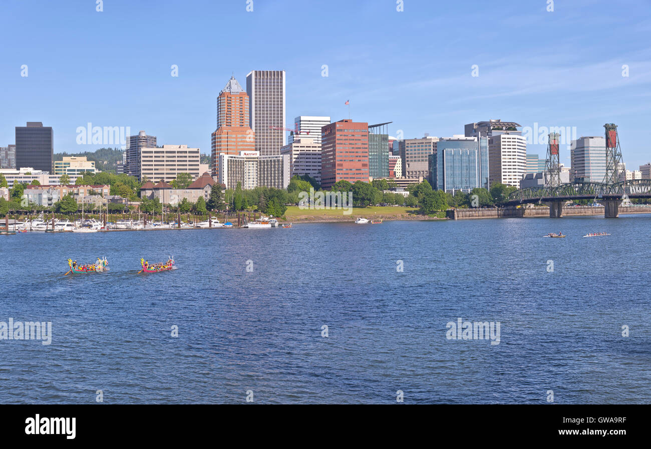 Portland Oregon Skyline und Drachen Boote rudern im Morgenlicht. Stockfoto