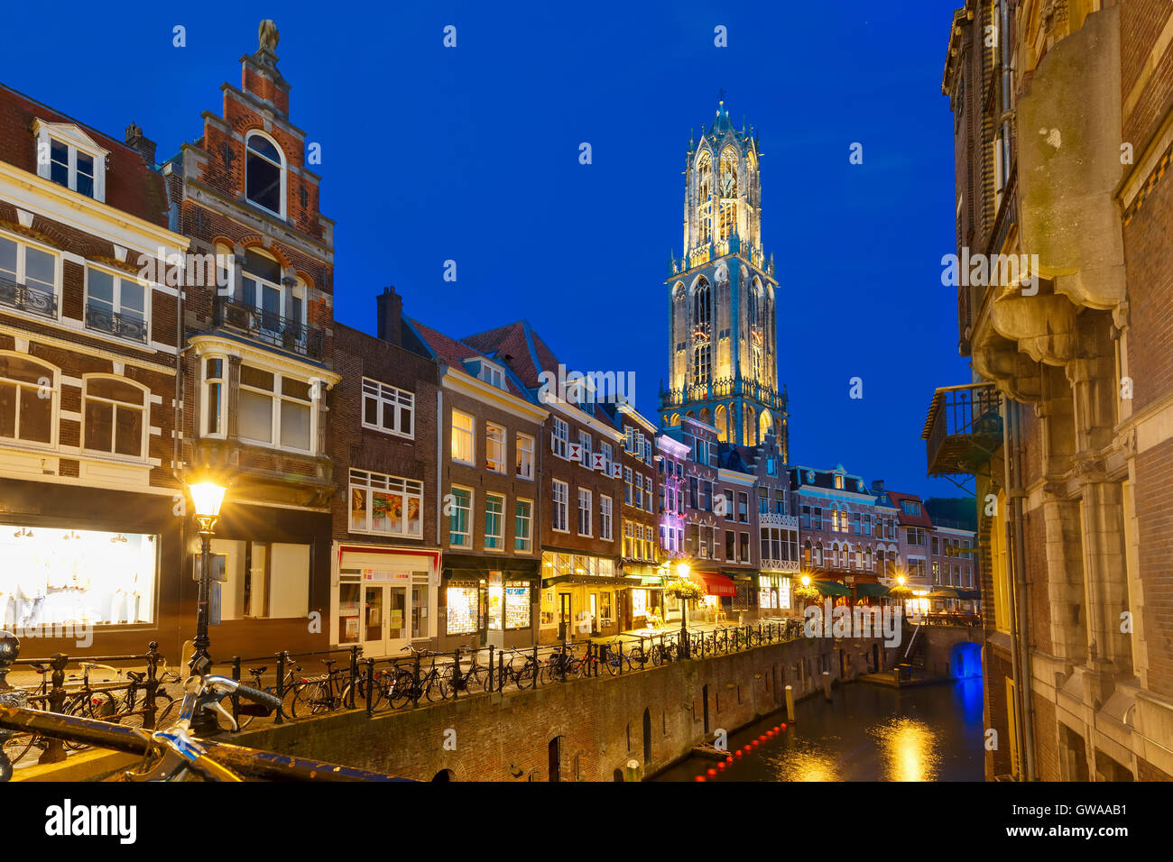 Nacht-Dom-Turm und Brücke, Utrecht, Niederlande Stockfoto