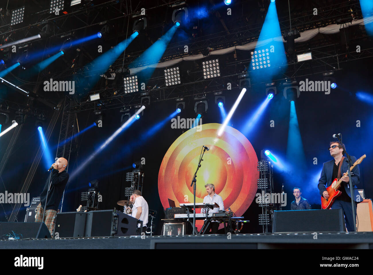 Mitglieder der englischen Rockband "James", auf der Hauptbühne beim OnBlackheath Music Festival 2016 durchführen. Stockfoto