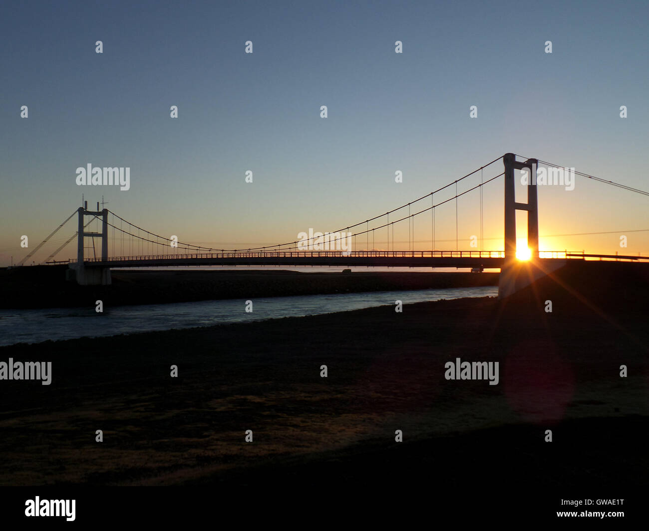 Sonnenaufgang zwischen der Brücke der Gletscherlagune Jökulsárlón, Island Stockfoto