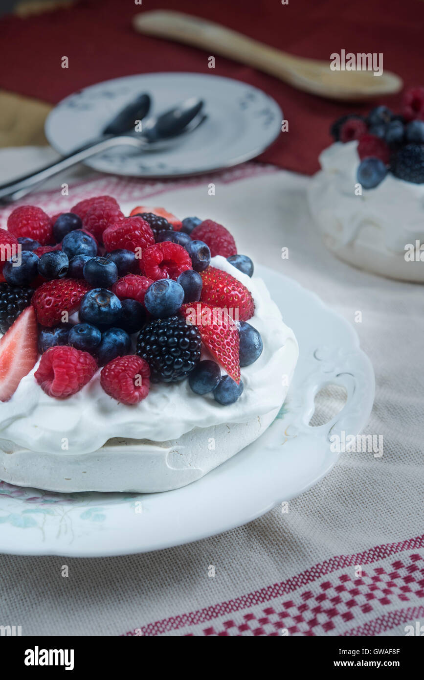 Pavlova mit gemischten Beeren Stockfoto
