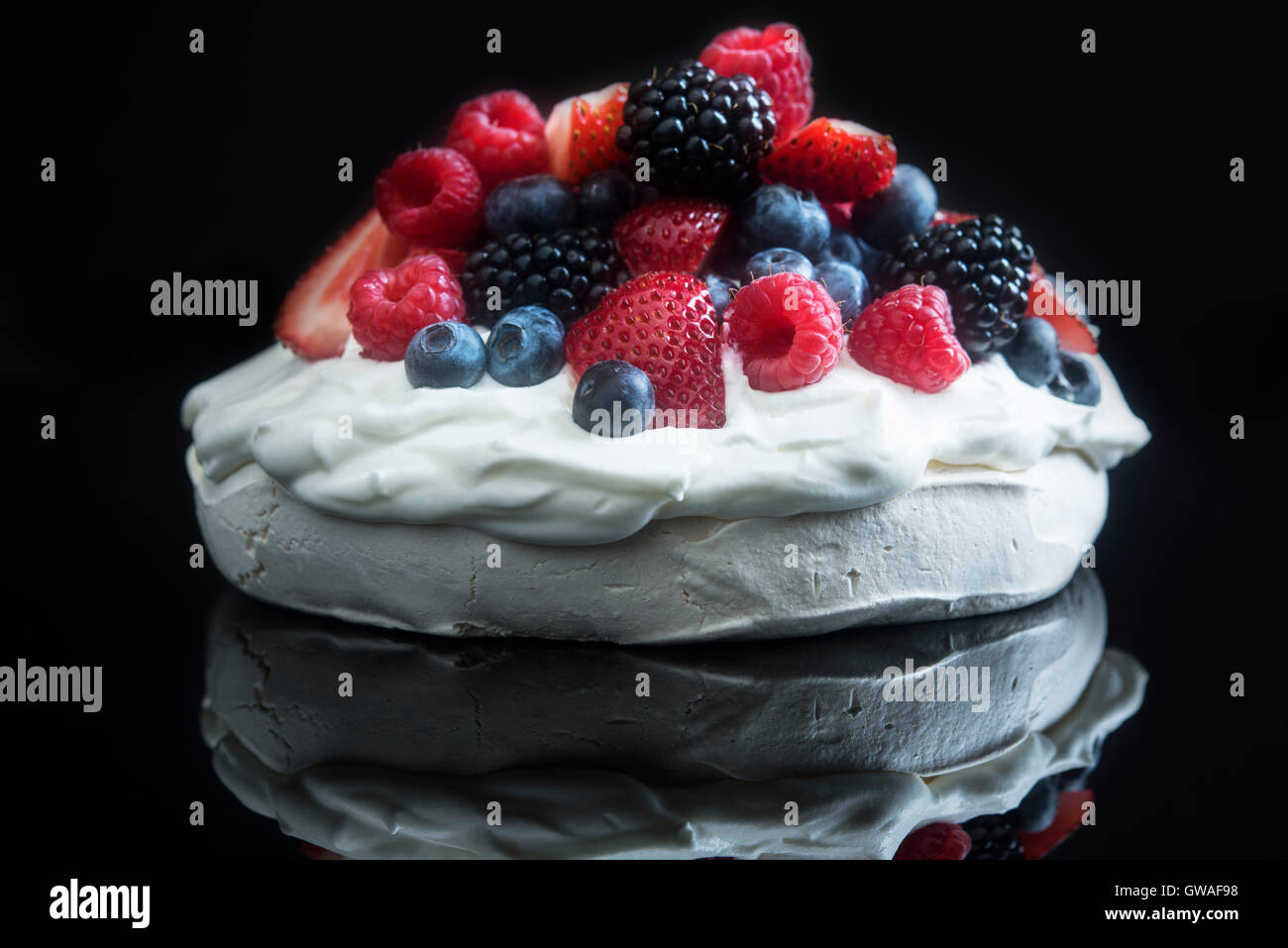 Pavlova mit gemischten Beeren Stockfoto