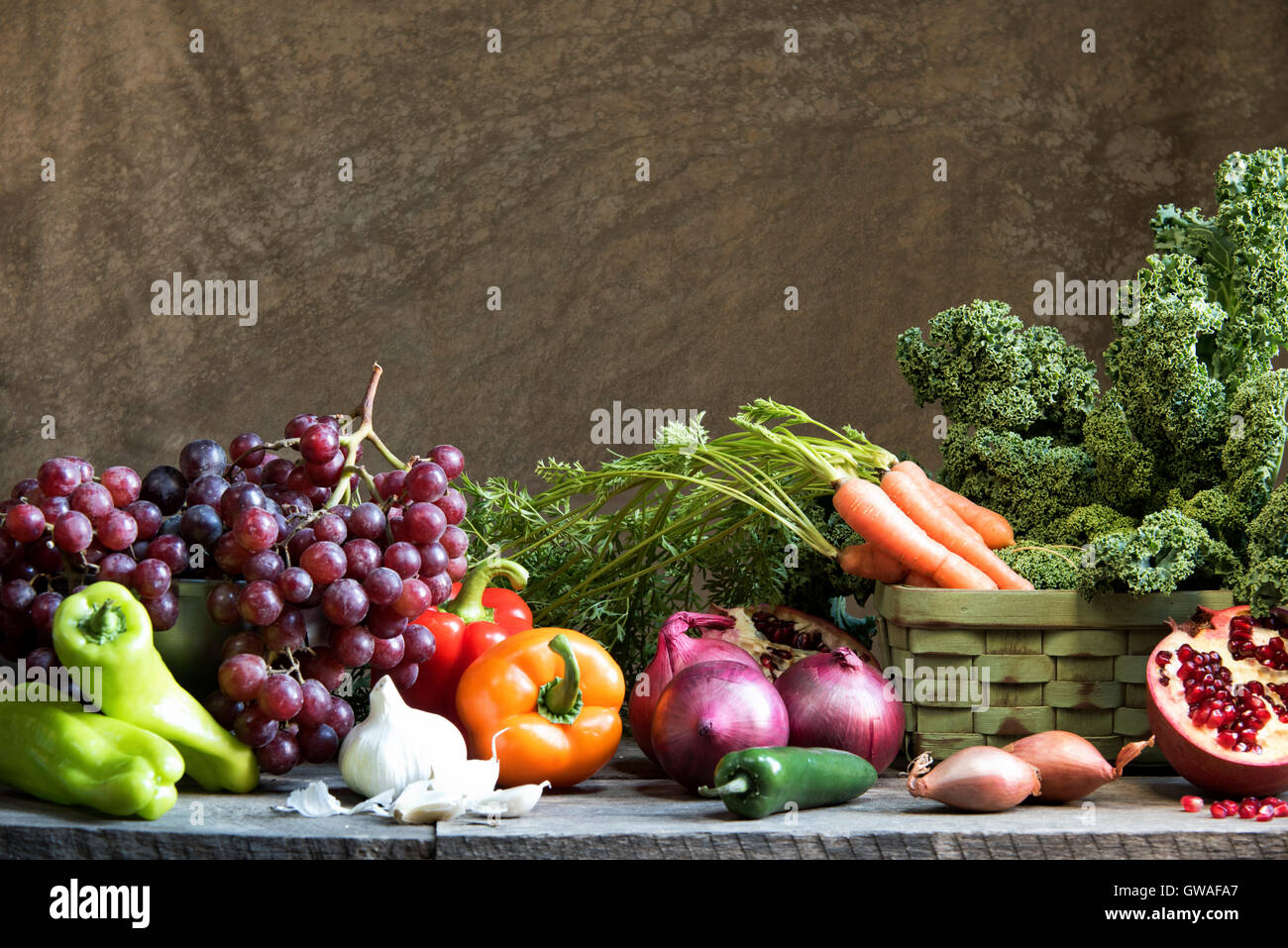 Füllhorn an Gemüse und Obst Stockfoto