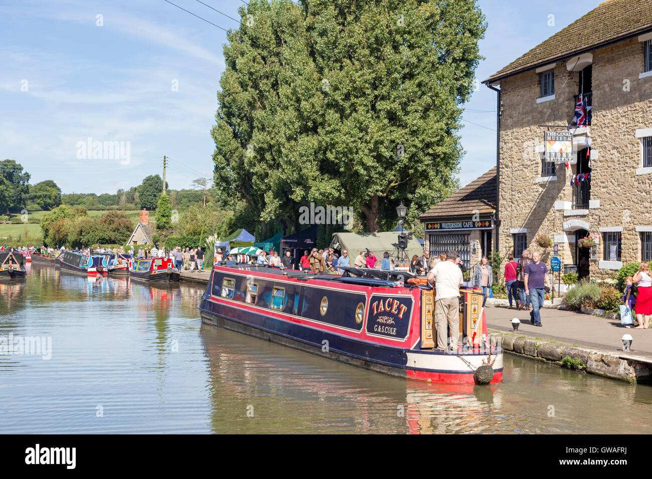 Narrowboats auf den Grand Union Canal bei Stoke Bruerne, Northamptonshire, England, UK Stockfoto