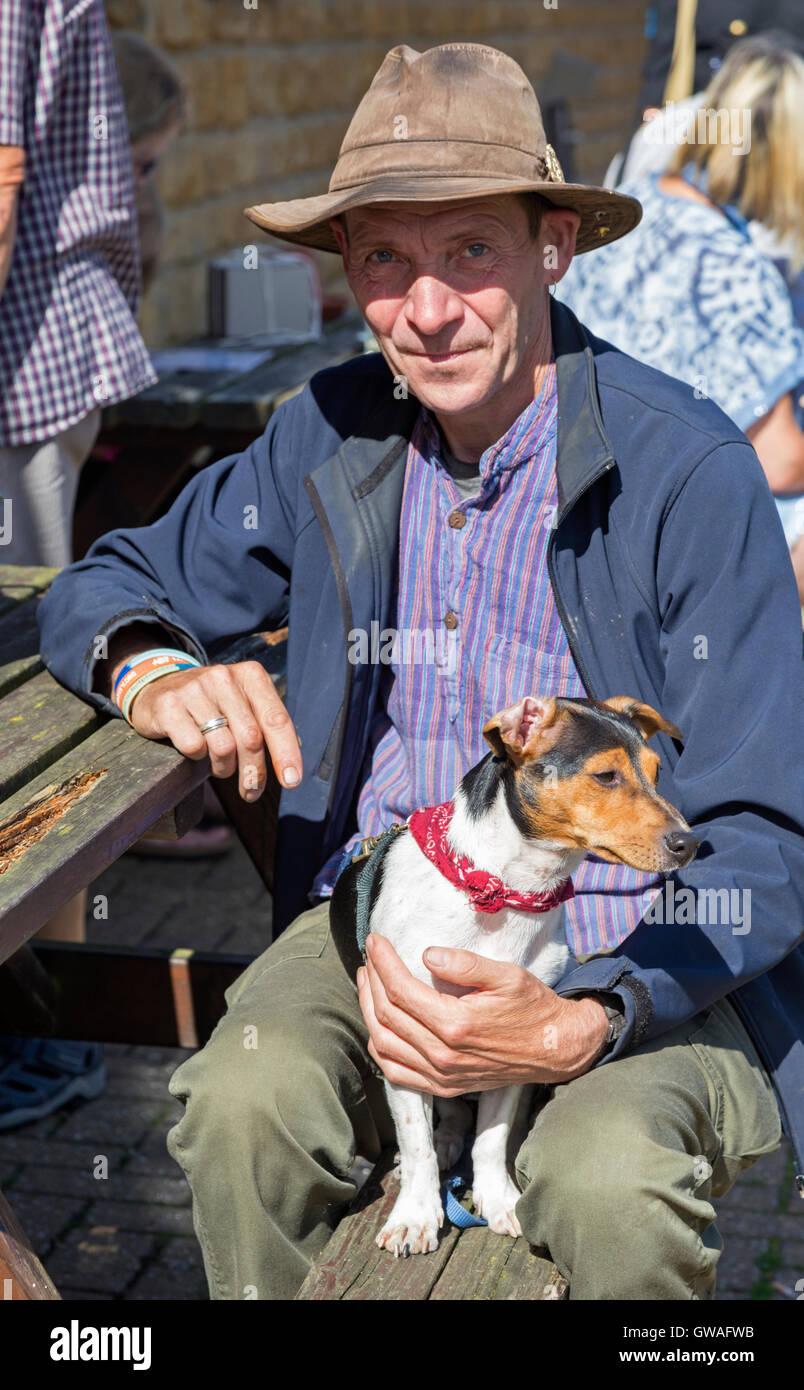 Applying Mann mit Terrier Hund, England, UK Stockfoto