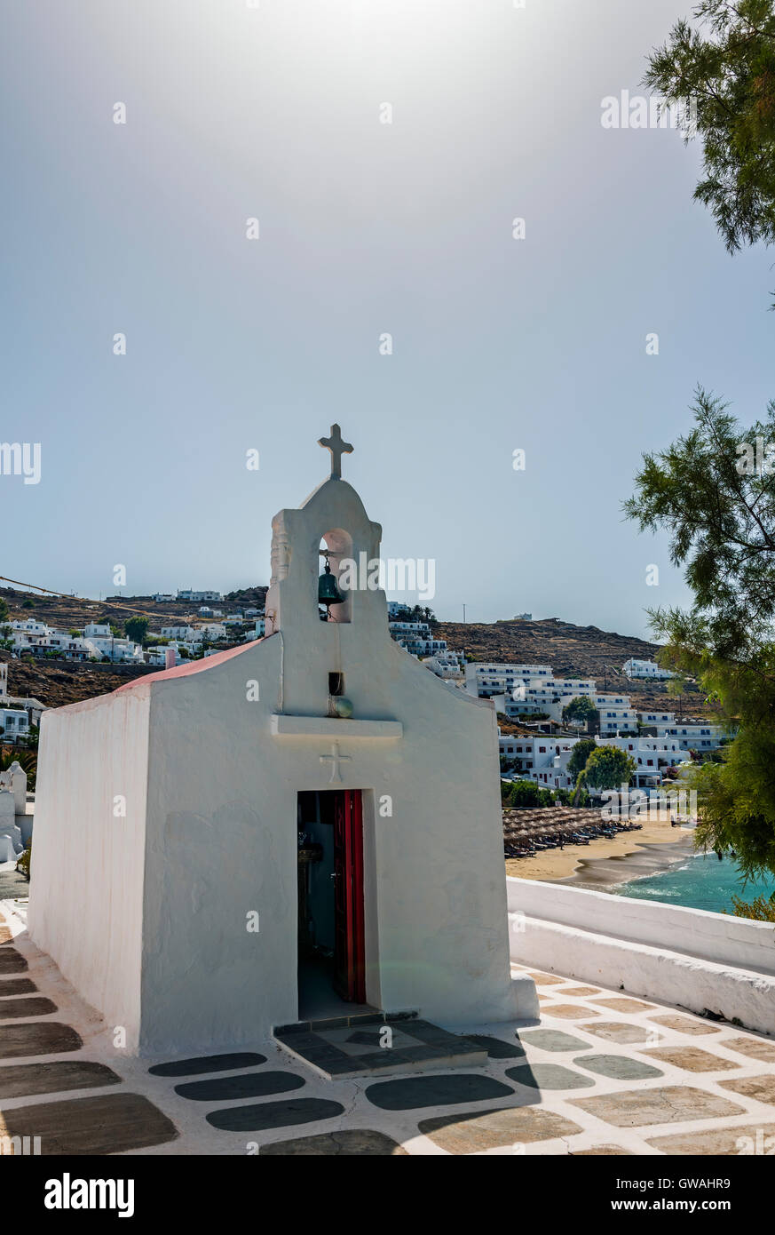 Kleine Kirche am Strand von Agios Stefanos, Mykonos. Stockfoto