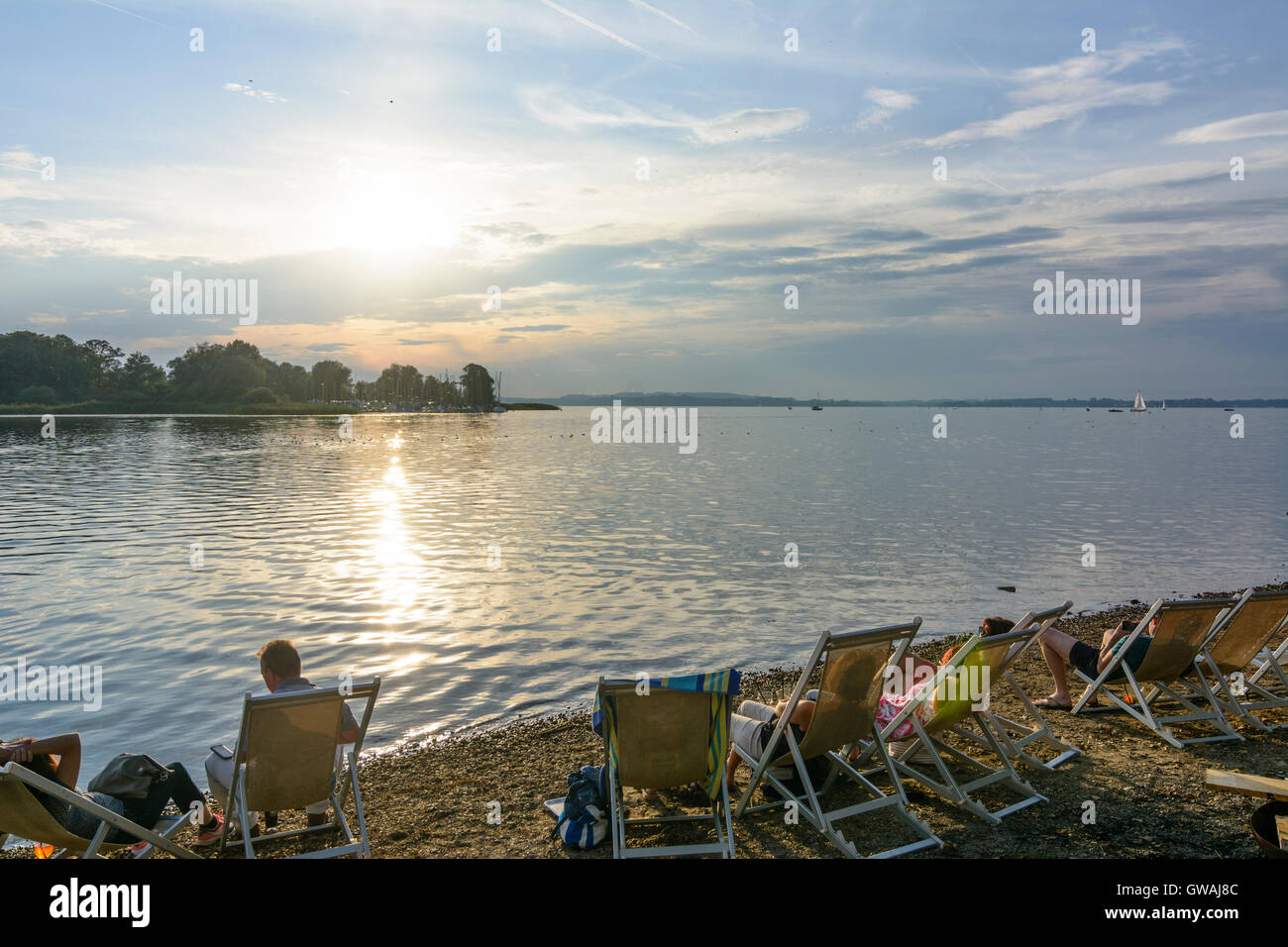 Übersee (Chiemgau): See Chiemsee, Strand Lido, Menschen am Strandstühle, Sonne, Sonnenuntergang, Deutschland, Bayern, Bayern, Oberbayern, Chiemga Stockfoto