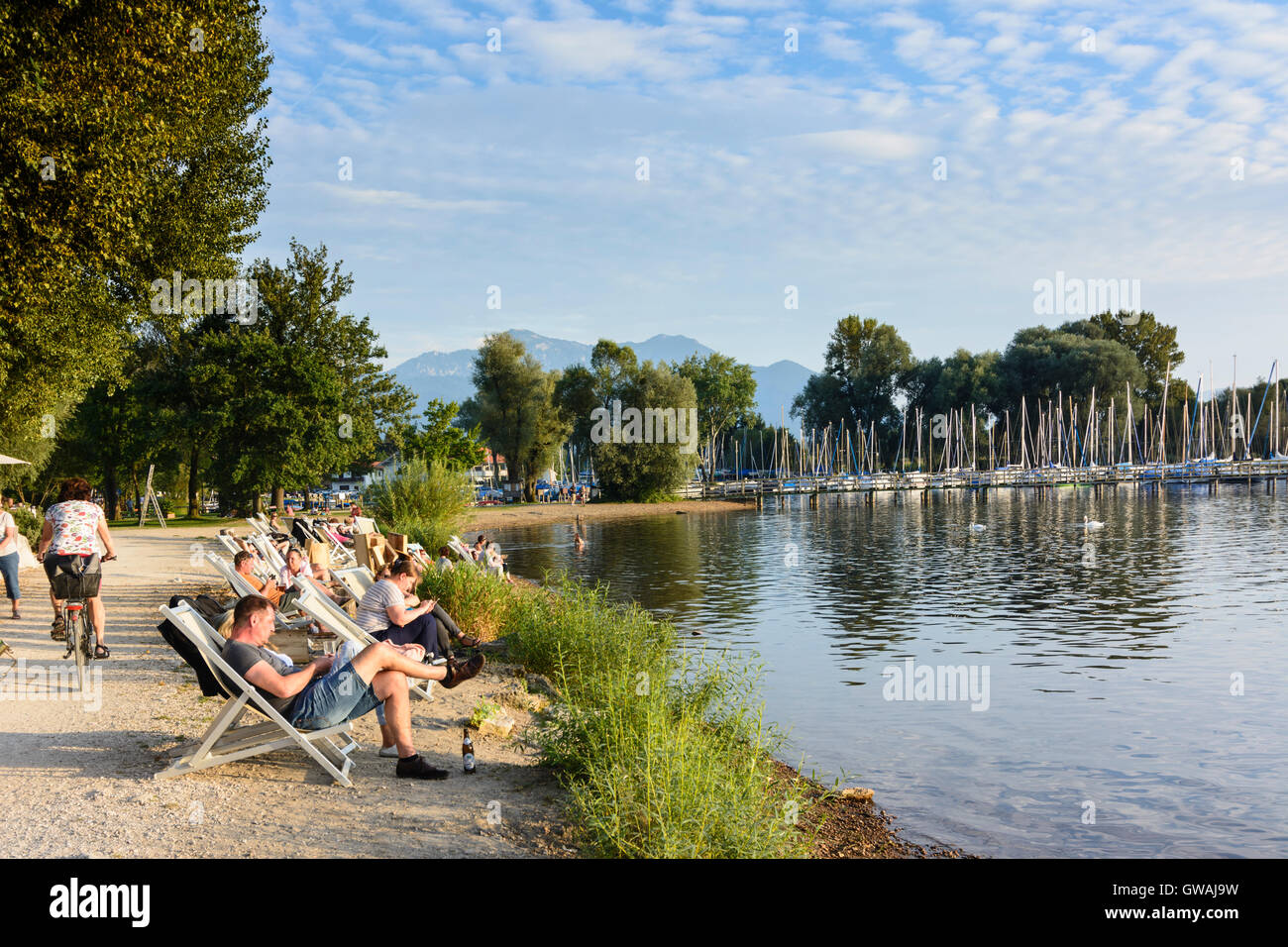 Übersee (Chiemgau): See Chiemsee, Strand Lido, Restaurant, Menschen am Strandstühle, Sonne, Sonnenuntergang, Deutschland, Bayern, Bayern, Oberbay Stockfoto