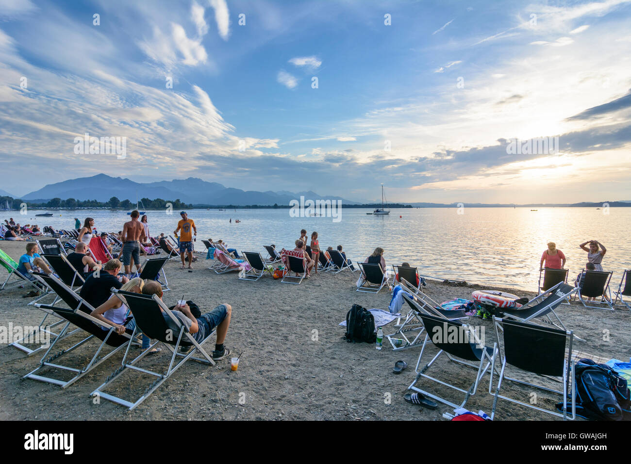 Übersee (Chiemgau): See Chiemsee, Strand Lido, Restaurant, Menschen am Strandstühle, Sonne, Sonnenuntergang, Deutschland, Bayern, Bayern, Oberbay Stockfoto