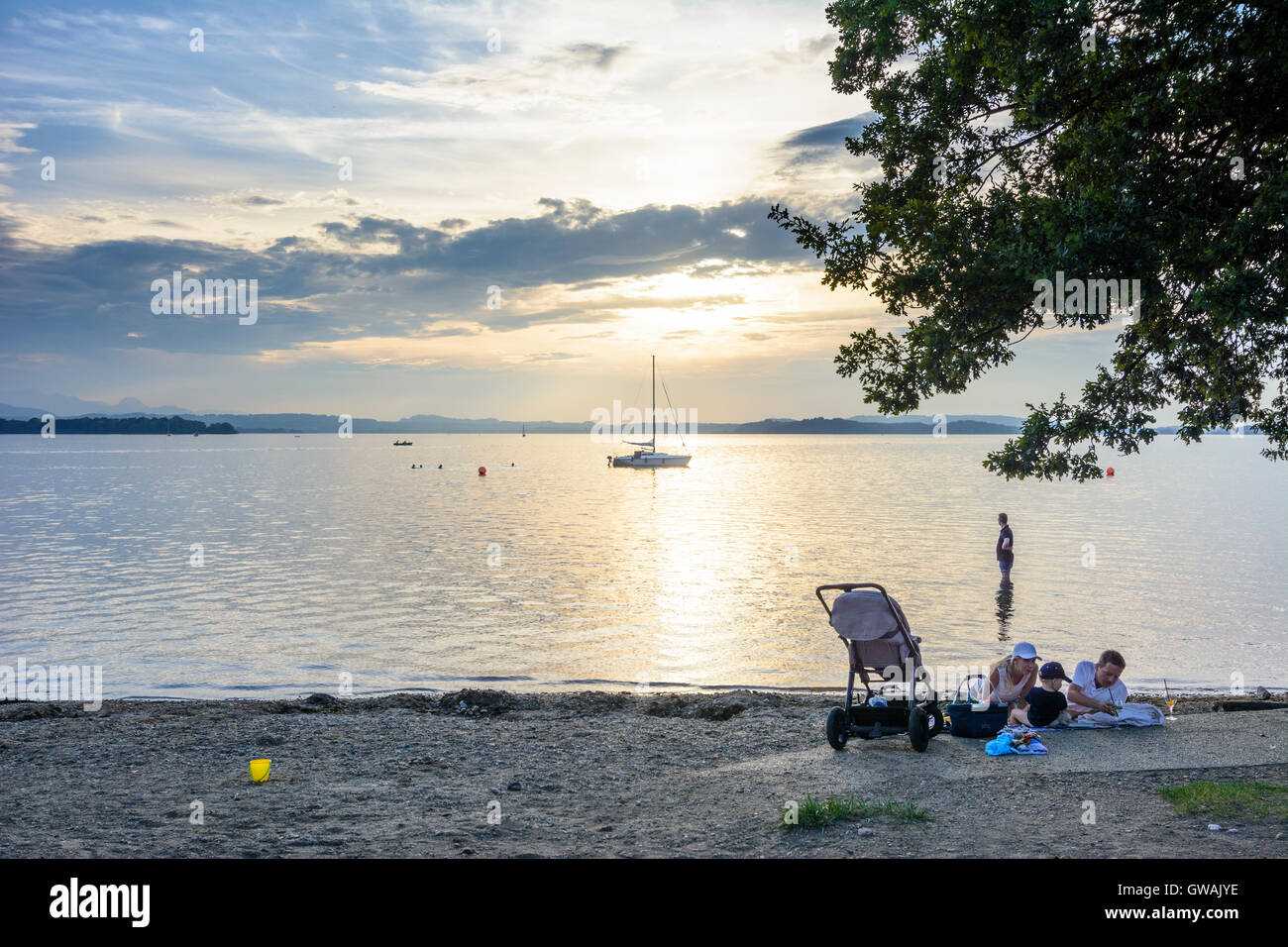 Übersee (Chiemgau): See Chiemsee, Strand Lido, Segelboot, Sonne, Sonnenuntergang, Menschen, Deutschland, Bayern, Bayern, Oberbayern, Chiemgau, Upp Stockfoto