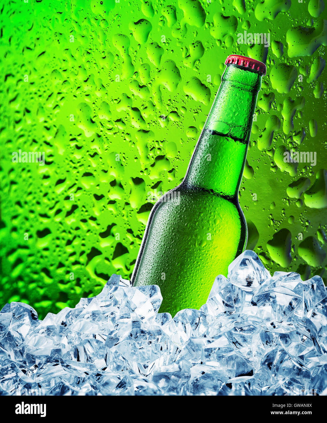 Grüne Bierflasche im Eis auf grünem Hintergrund mit Tropfen Stockfoto