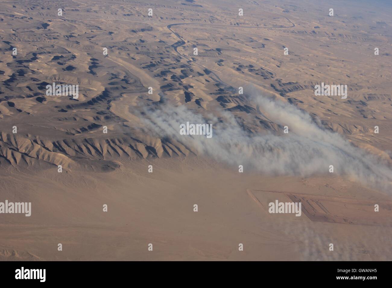 Oman, Wüste, Luftaufnahme Aussicht. Blick von der Spitze der omanischen Wüstenlandschaft Stockfoto