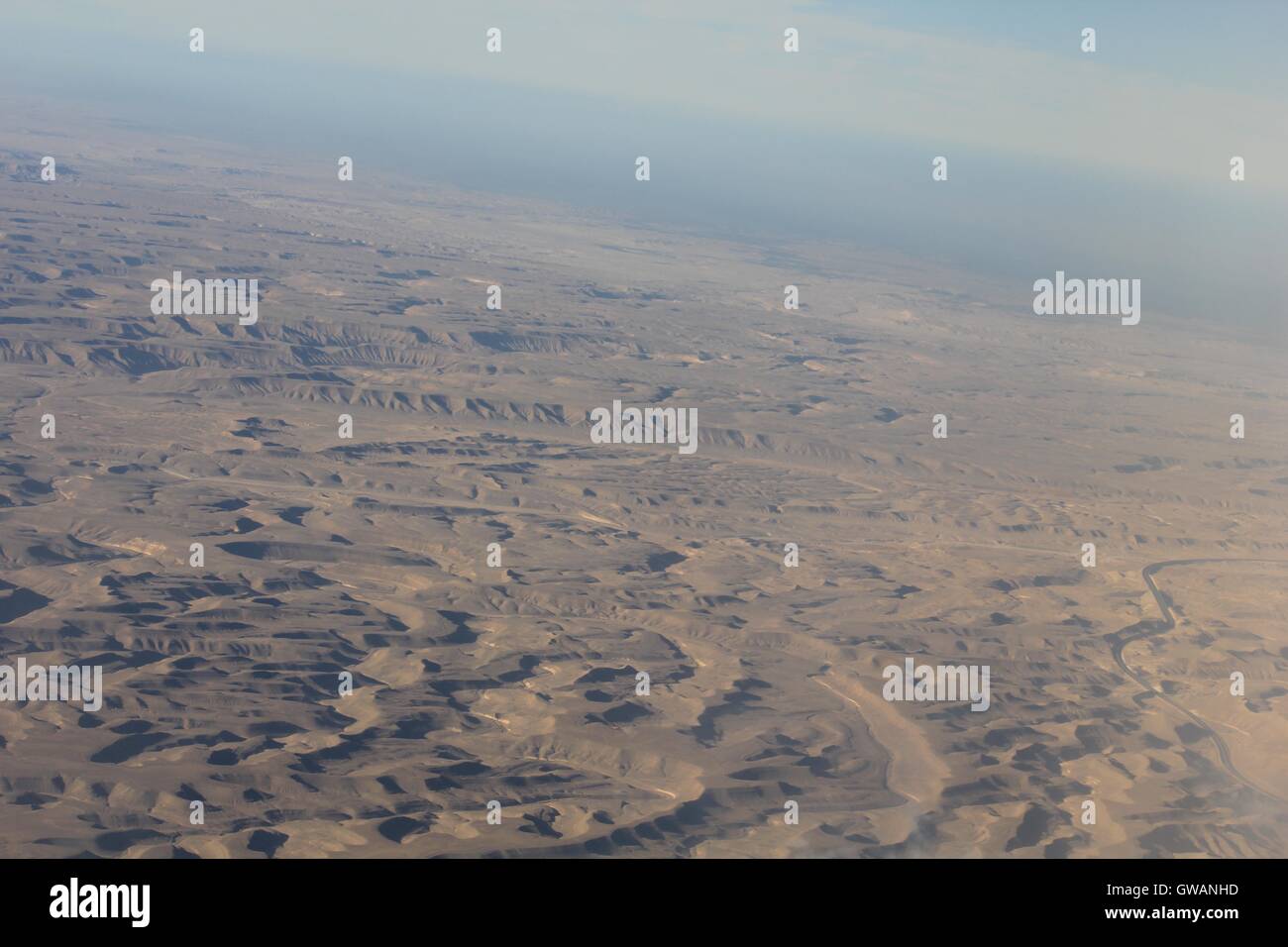 Oman, Wüste, Luftaufnahme Aussicht. Blick von der Spitze der omanischen Wüstenlandschaft Stockfoto