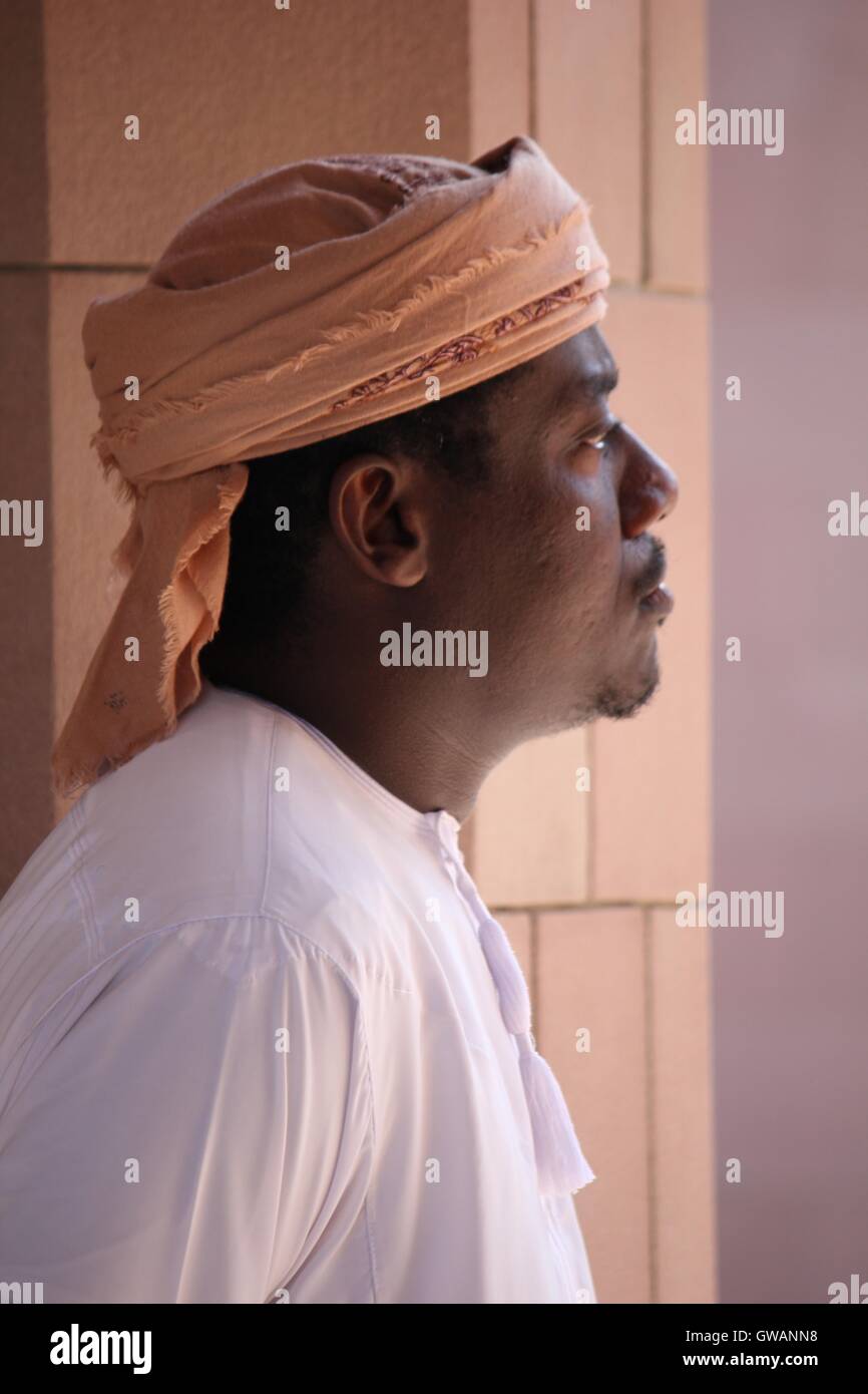 Muscat, Oman, 19. Oktober 2013: Moschee des Guardian. Der Mann mit Blick auf das Eingangstor der großen Moschee im Oman. So ernst ein Stockfoto