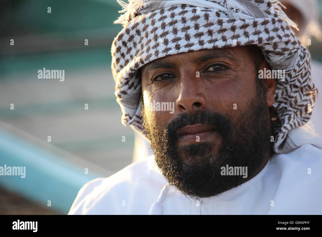 Moqul, Oman, 22. Oktober 2013: Omanischen Mann mit typischer Kleidung. Er trägt die typischen Hut Mussar (Turban) Stockfoto