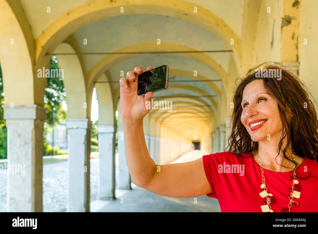 Reife Tourist unter einem Selfie im Portikus Stockfoto