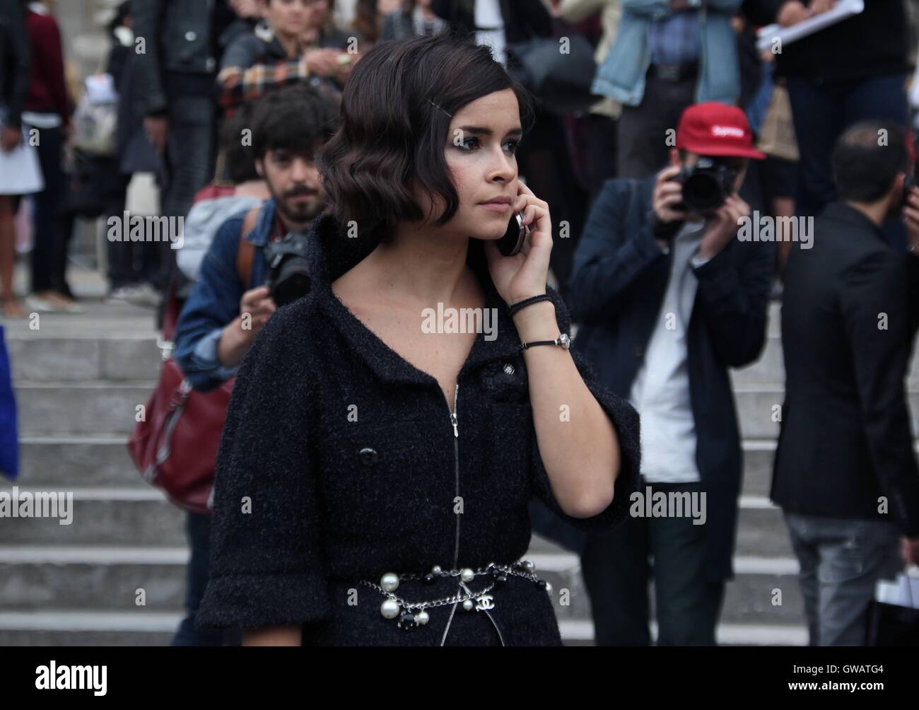 Miroslava Duma am Telefon auf der Paris Fashion Week zeigen Stockfoto