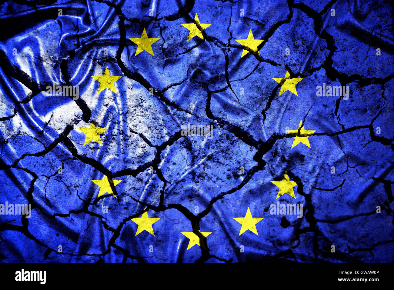 Europäische Flagge mit Tränen, symbolische Foto Europa nach der Brexit Abstimmung, Europa-Fahne Mit Rissen, Symbolfoto Europa Nach Dem Brexi Stockfoto