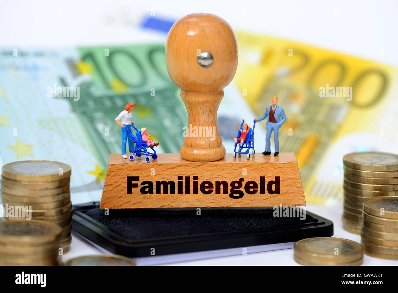Miniatur-Figuren auf einer Briefmarke mit dem Label Familie Geld, Miniaturfiguren Auf Einem Stempel Mit der Aufschrift Familiengeld Stockfoto