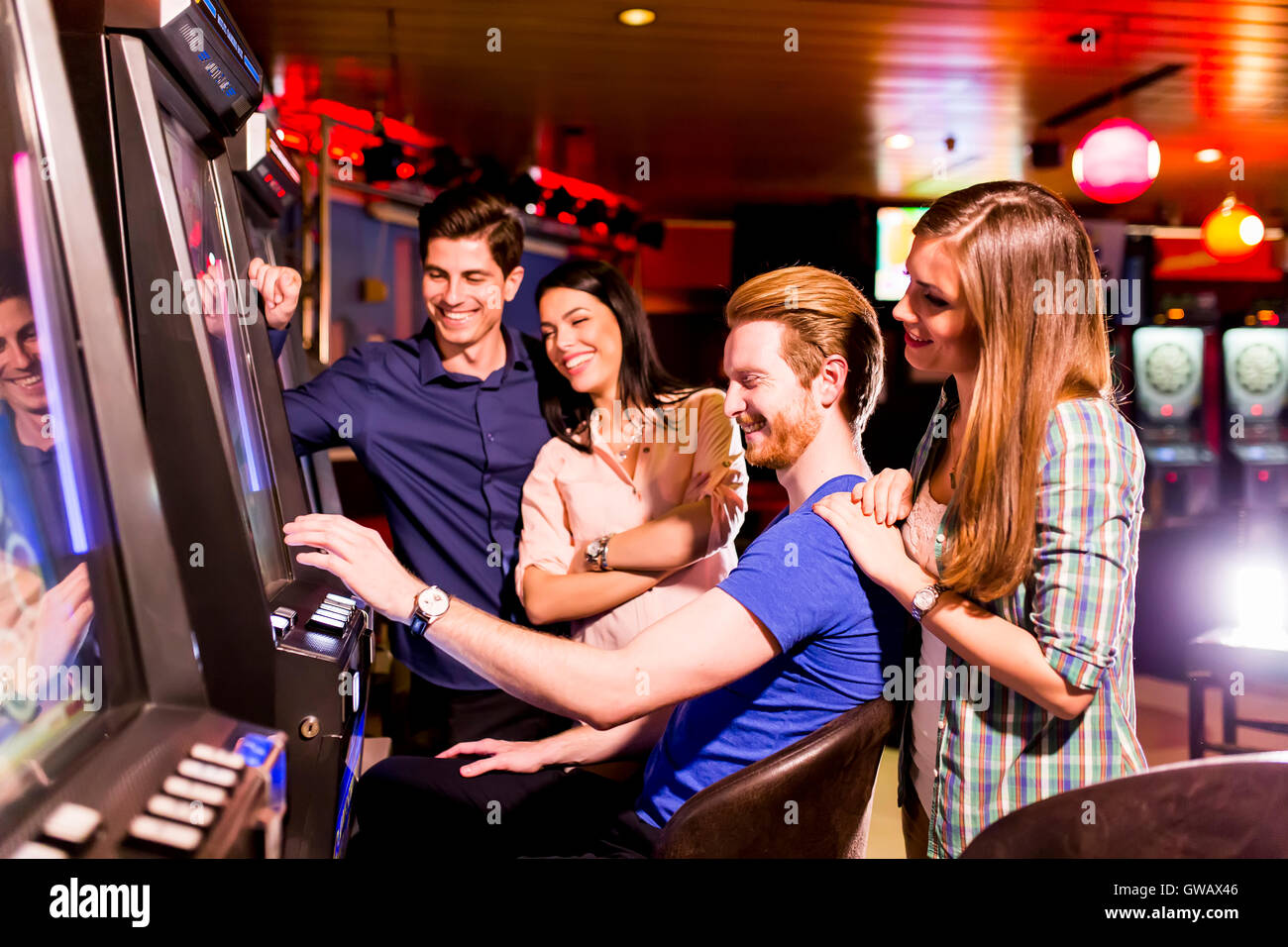 Junge Menschen spielen Jackpot im casino Stockfoto