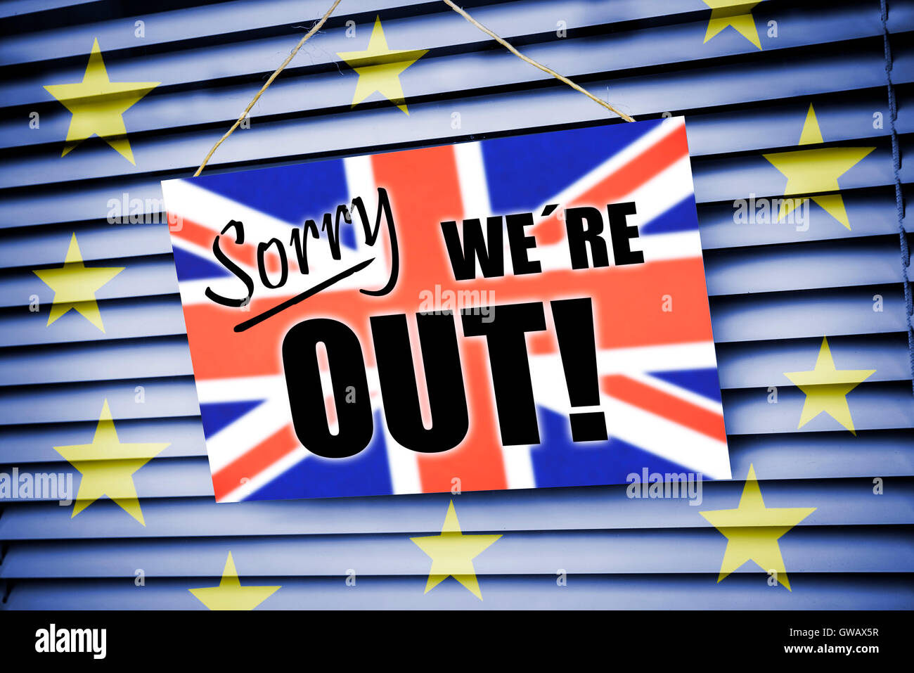 "Zeichen '' Sorry wir?,?" Rück, '' mit Flagge von Großbritannien, symbolische Foto Austritt ", Schild"Sorry, wir sind aus"Mit Fahne von Brutto Stockfoto