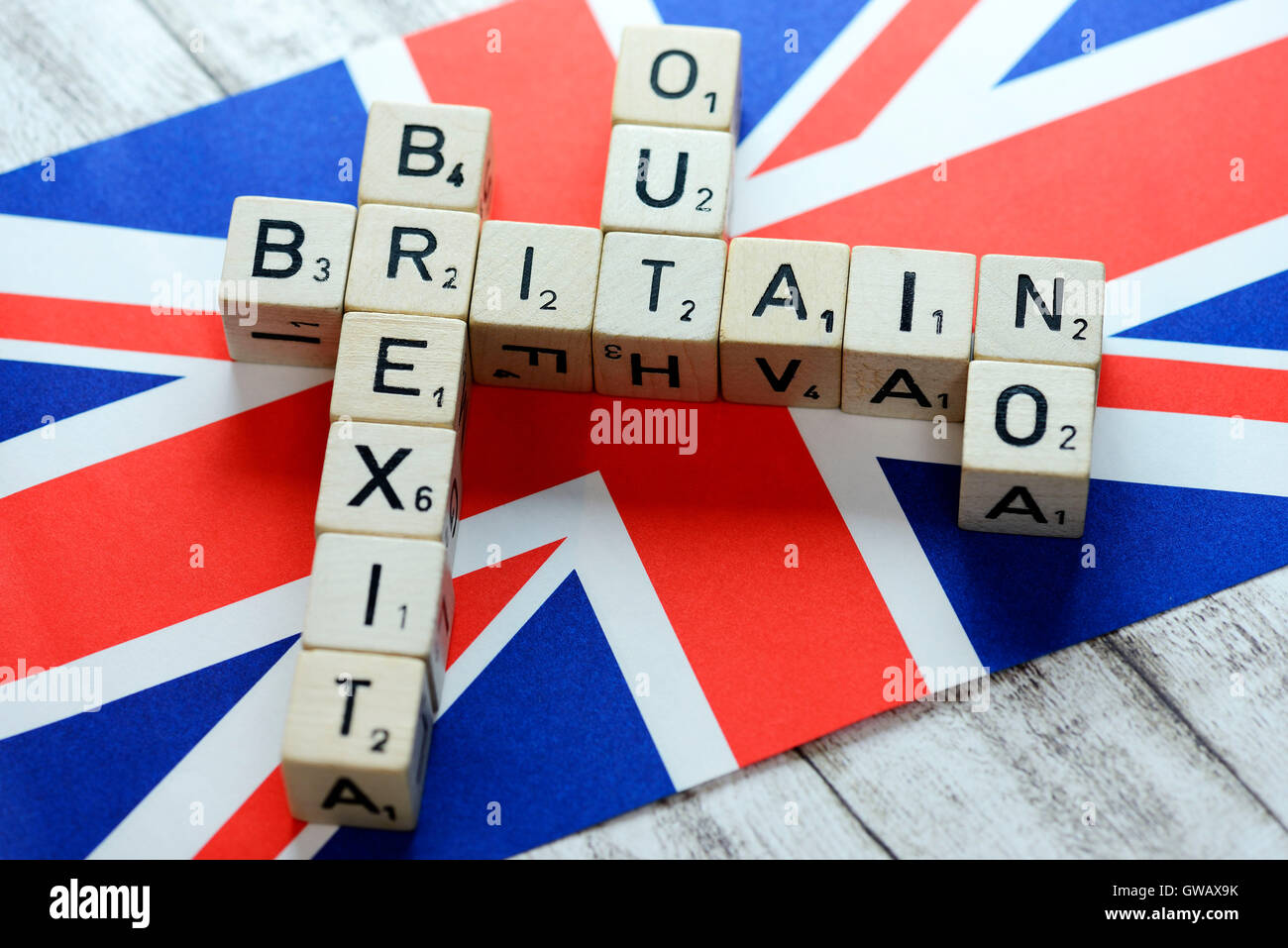 Buchstaben-Würfel bilden die Konzepte Großbritannien, Austritt, und nicht auf der Flagge von Großbritannien, symbolische Foto Austritt, Buchstabenwuerfel fo Stockfoto