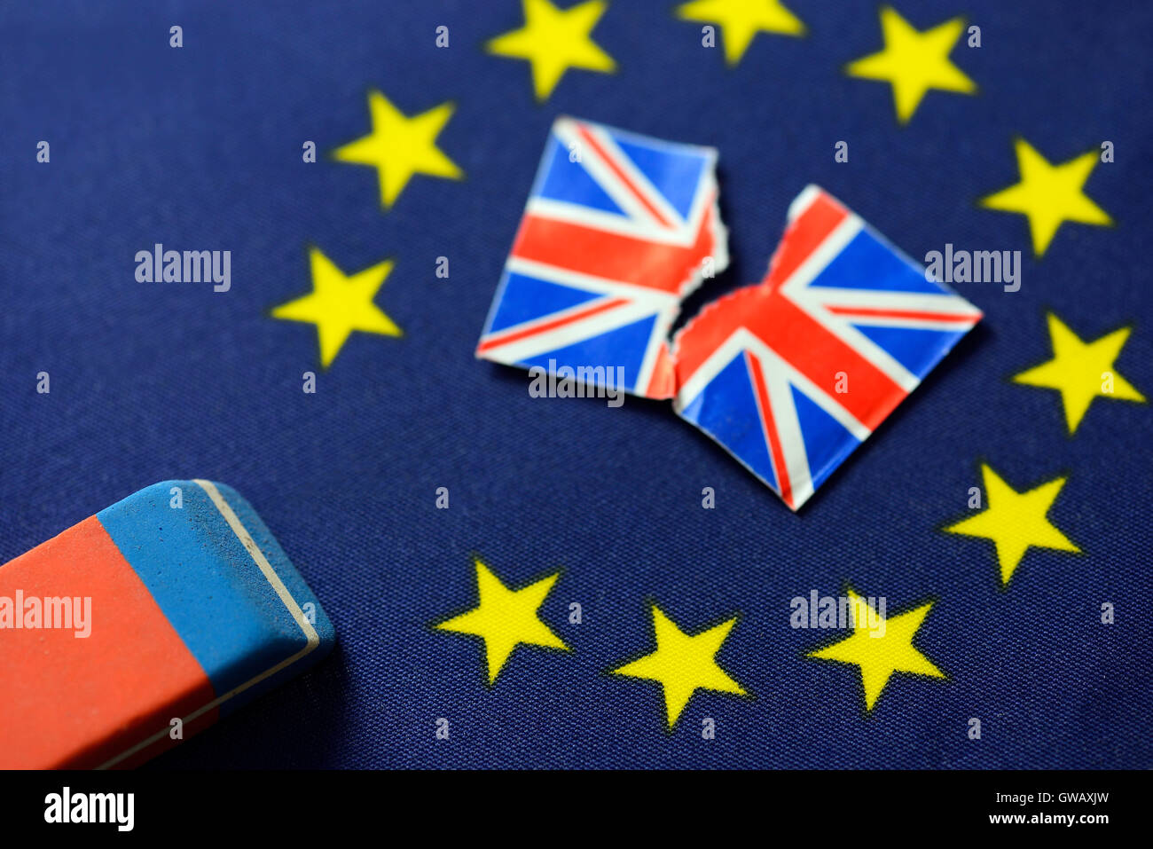 EU-Flagge mit gelöschten, Stern, symbolische Foto Austritt, EU-Fahne Mit Ausradiertem Stern, Symbolfoto Brexit Stockfoto