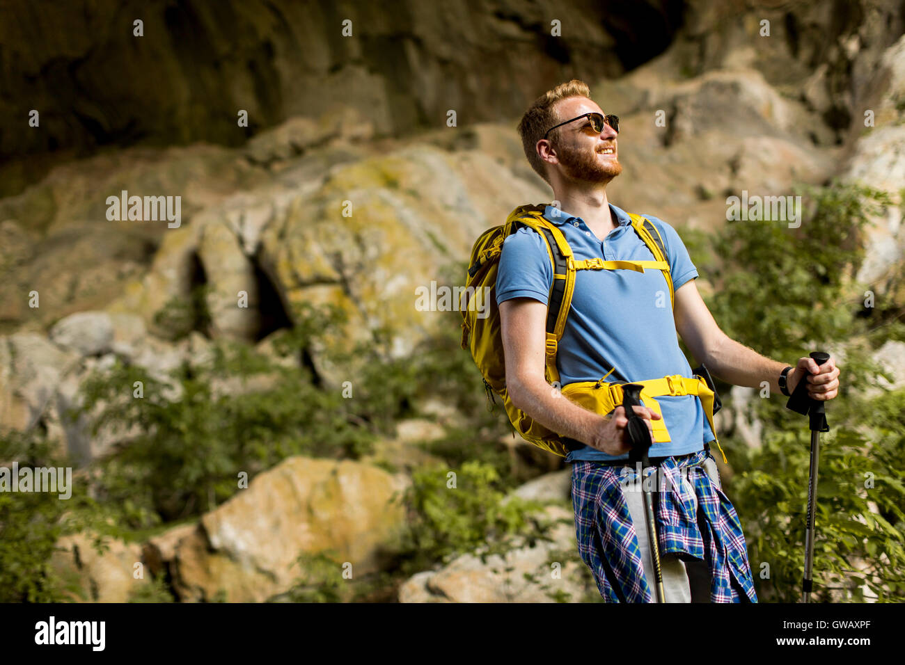 Kaukasische Männermodel mit Rucksack wandern am sonnigen Tag Stockfoto