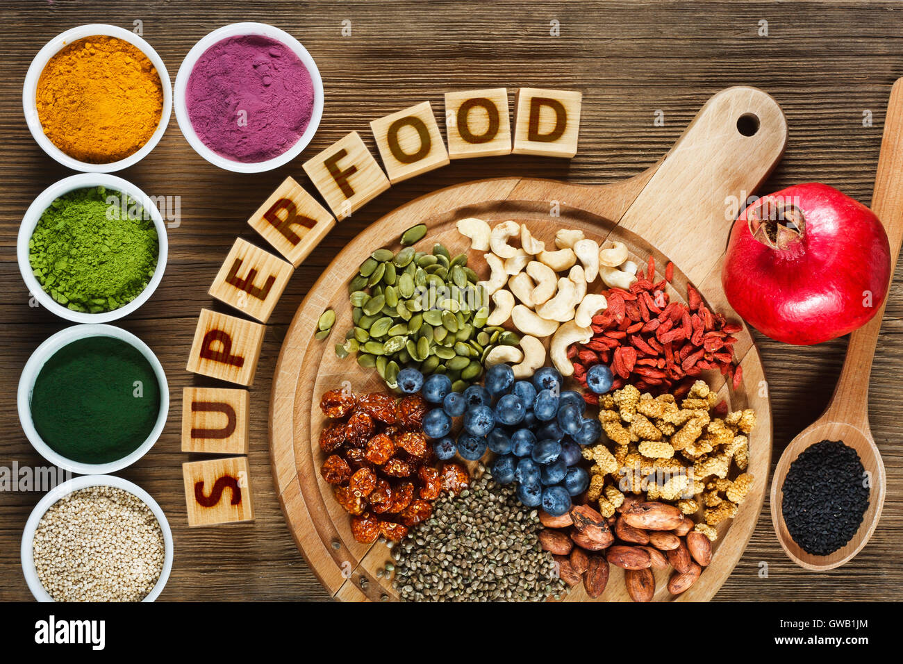 Superfoods als Acai Pulver, Kurkuma, Matcha-Grüntee, Spirulina Pulver, Quinoa, Kürbiskerne, Heidelbeere, getrockneten Gojibeeren, C Stockfoto