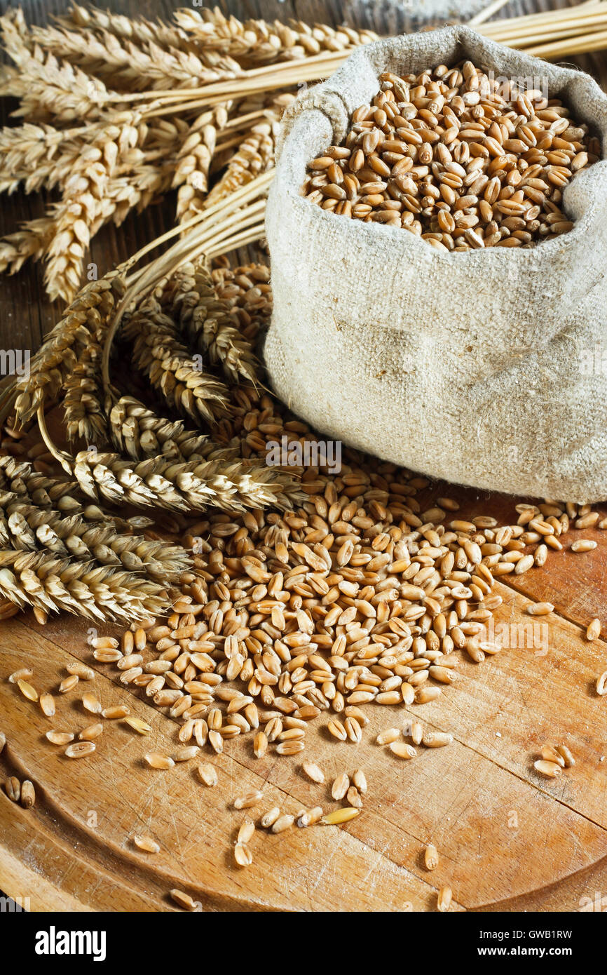Weizenkorn in kleine Beutel auf Holztisch Stockfoto