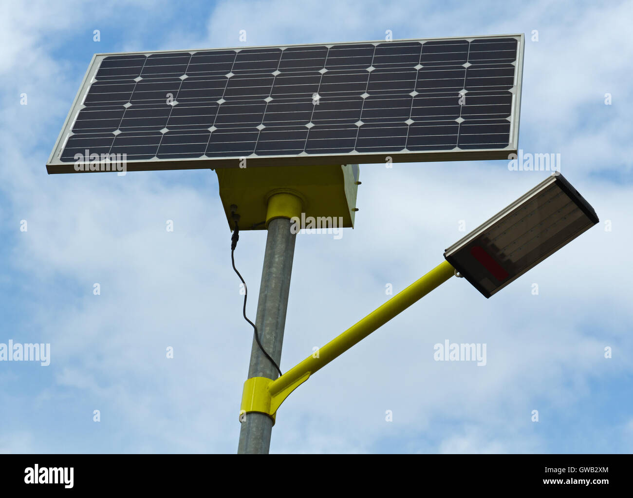 Nahaufnahme von solar Licht/Straßenlaterne angetrieben durch ein Solarpanel ökologische/grüne Stromerzeugung (Energie) Stockfoto