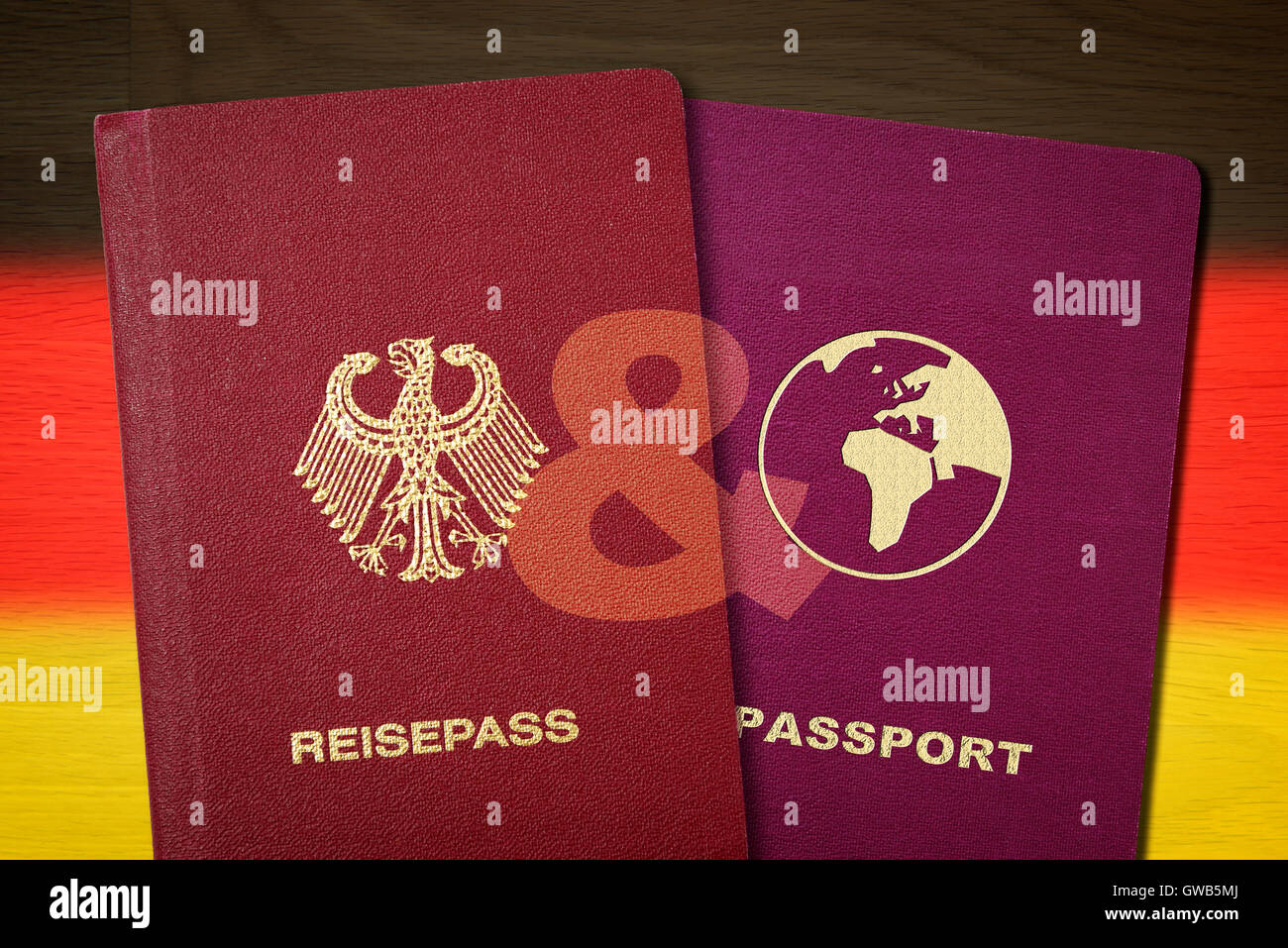Deutsche und zweiten Reisepass vor Deutschland Flagge, symbolische Foto doppelte Staatsbürgerschaft, Deutscher Und nichts Pass Vor Deutschlandfah Stockfoto