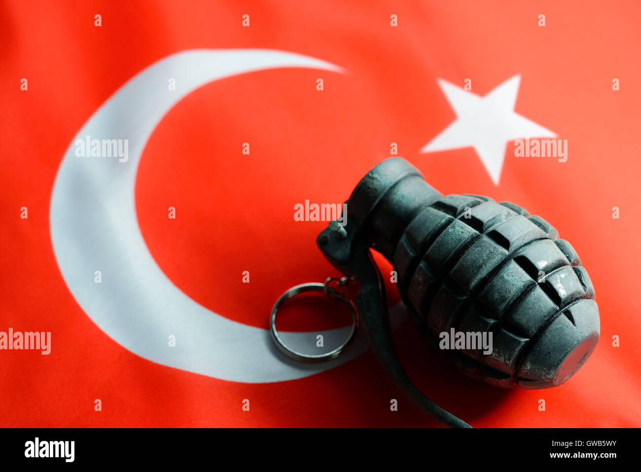 Granate auf türkische Flagge, symbolische Foto für den Vorwurf der Unterstützung von terroristischen Gruppierungen, Handgranate Auf Tuerkischer Fahn Stockfoto