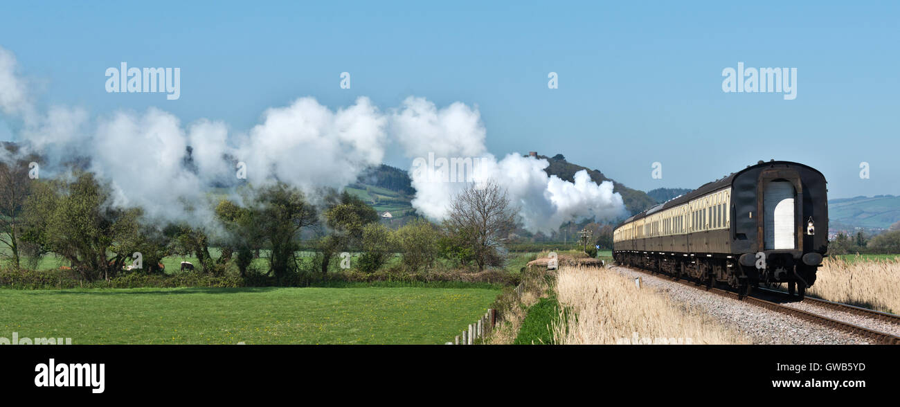 5542 ziehen Dunster Castle Express entlang der Strandpromenade, am blauen Anker in Richtung Dunster auf der West Somerset Railway Stockfoto