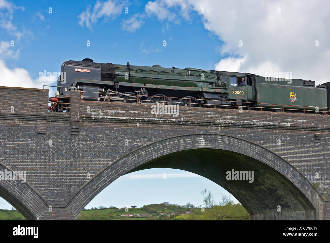 Lokomotive 70000 Britannia vorbei über ein Viadukt bei Langport in Somerset, Großbritannien 8 ziehen Stockfoto