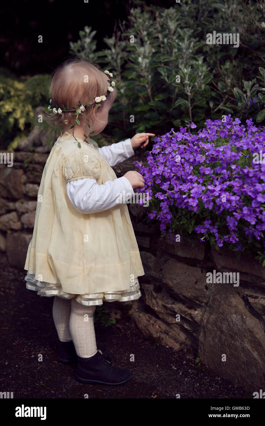Kind untersuchen lila Frühlingsblumen Stockfoto