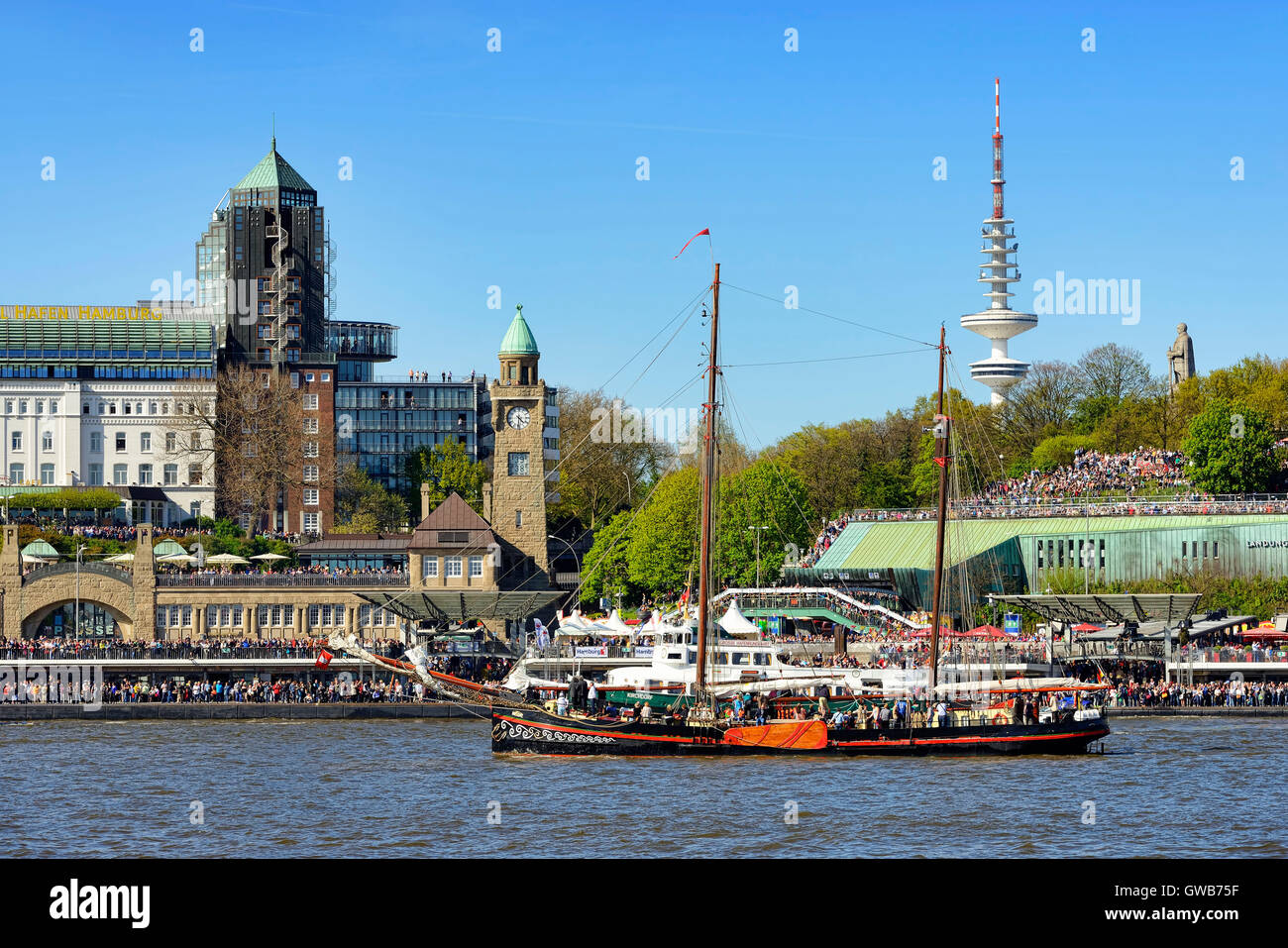 Beenden Sie Parade für den Hafengeburtstag mit dem Segelschiff Fortuna in Hamburg, Deutschland, Europa, Einlaufparade Zum Hafengeburts Stockfoto