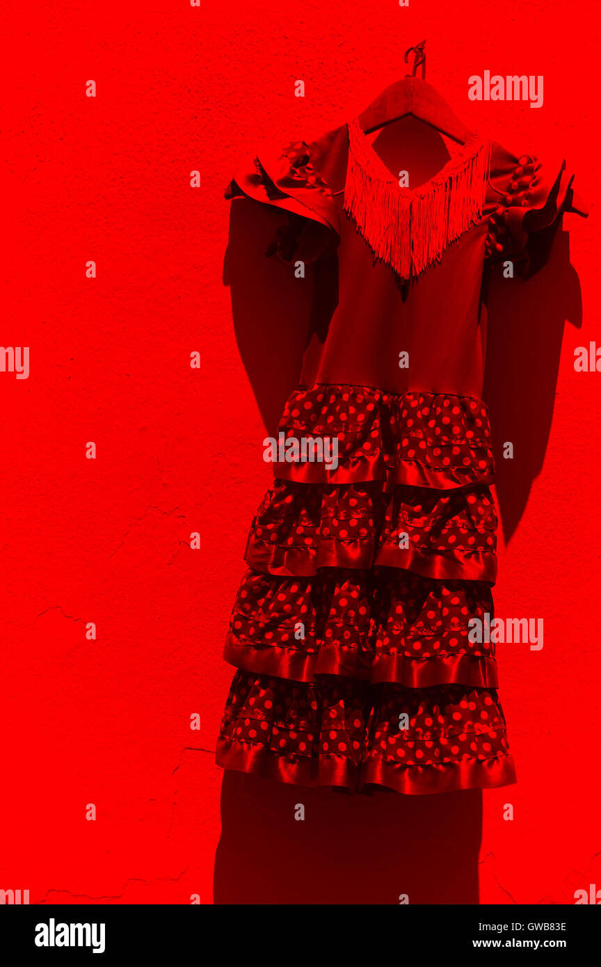 Flamenco-Kleid hängt an einer weißen Wand in Andalusien. Spanien. Vertikal Stockfoto