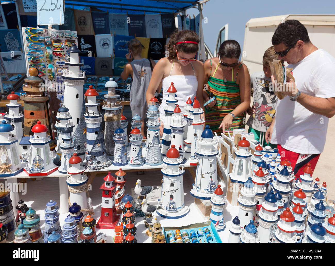 Touristen, die Einkaufsmöglichkeiten für Souvenirs am Kap St. Vincent Leuchtturm, Sagres, Algarve, Portugal Europa Stockfoto