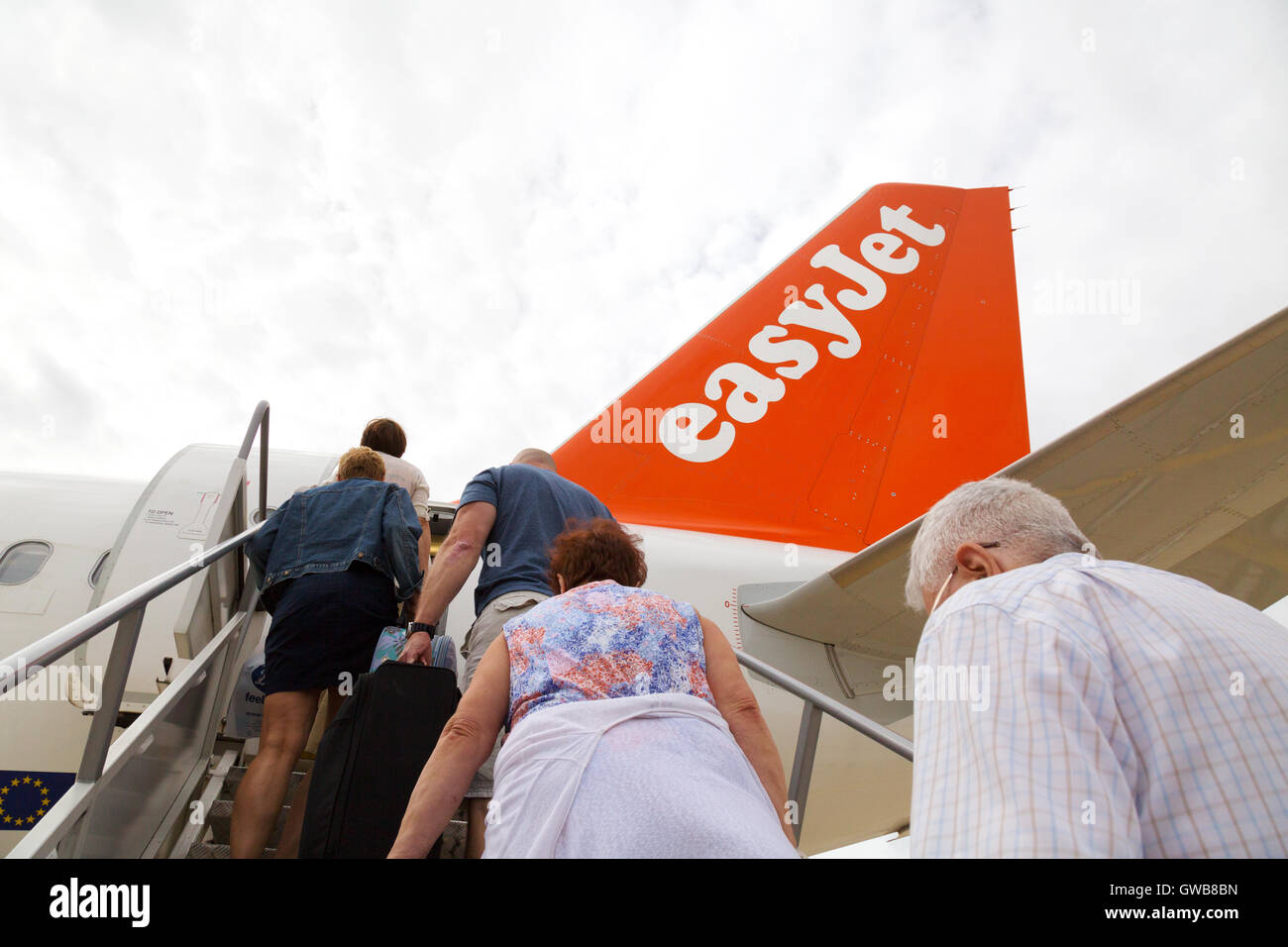 EasyJet-Passagiere einsteigen ein Easyjet Flugzeug, Flughafen Luton, Luton UK Stockfoto