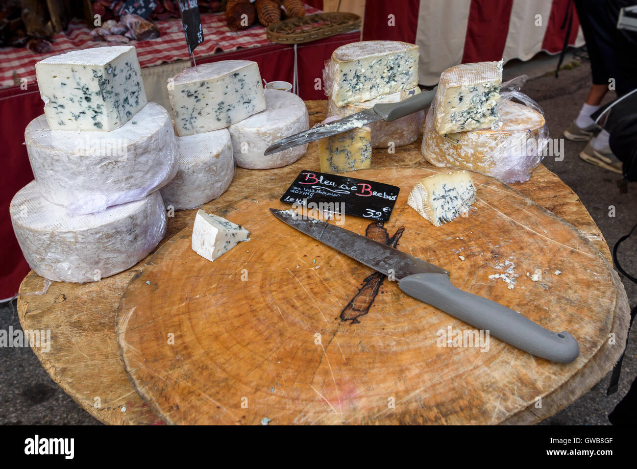 Käse-Stall im Markt in Mont-De-Lans, Alpen, Frankreich mit einer Auswahl an Käse und Wurst Stockfoto