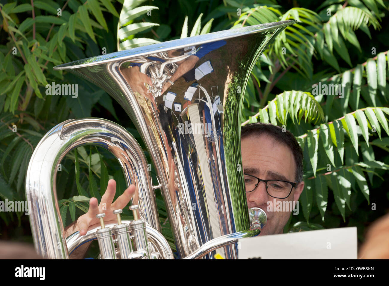 Tuba Euphonium player Der ellesborough Silber Band Stockfoto
