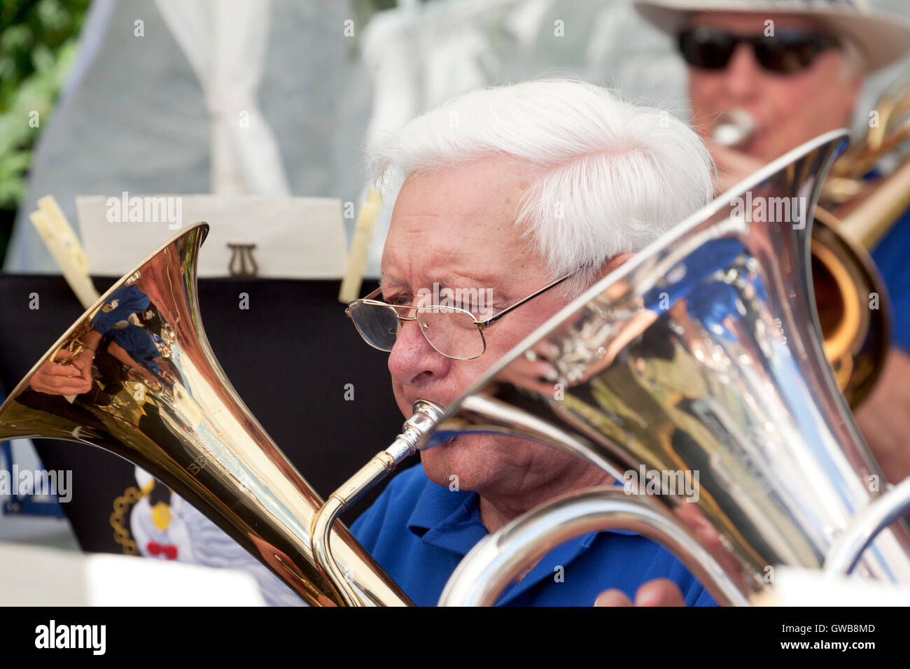 Musiker Ellesborough Silber Band spielt eine Besson 700 Stockfoto