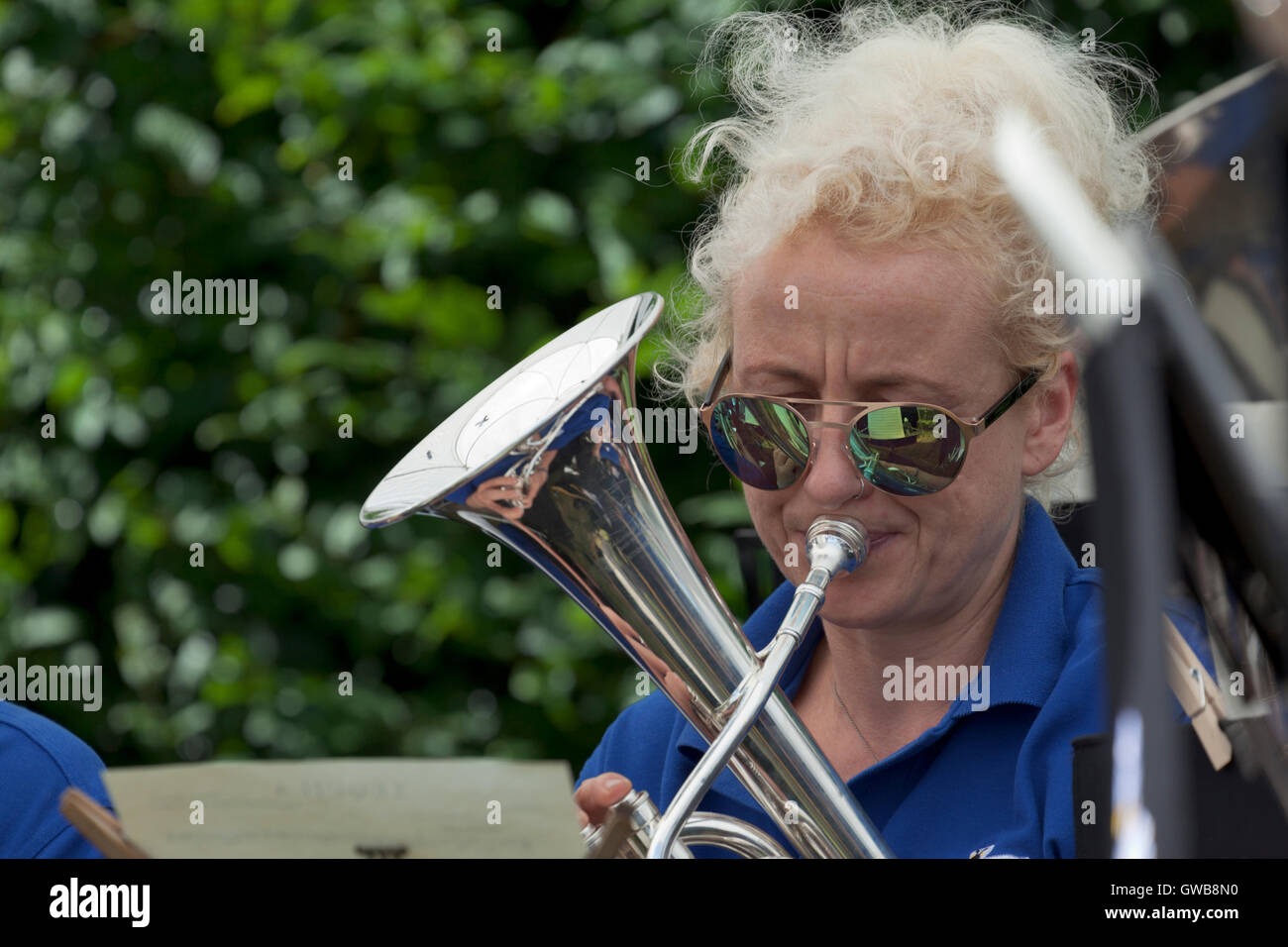 Musiker Ellesborough Silber Band spielt eine Besson 700 Stockfoto