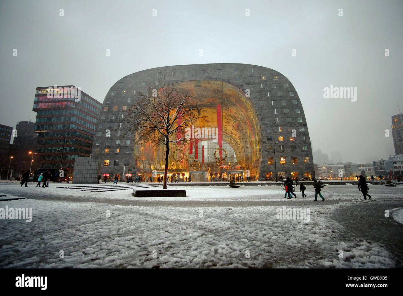 Rotterdams Marktal an einem kalten verschneiten Winter Tag von vorne wo sie Tür Märkte halten Stockfoto